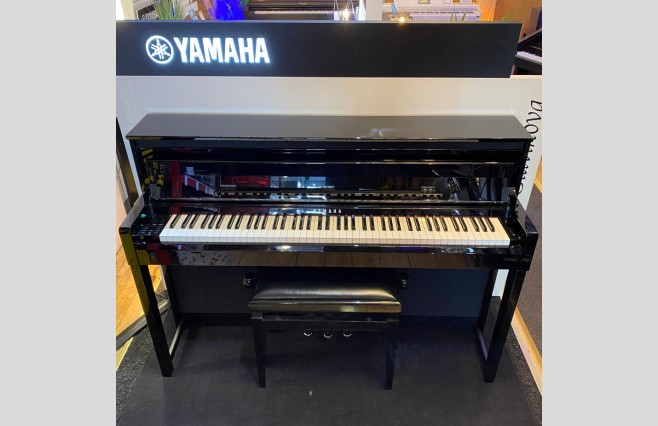 Used Yamaha CLP585 Polished Ebony Digital Piano Complete Package - Image 1